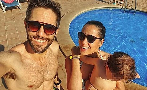 Roberto Leal, junto a Sara Rubio y la hija de ambos, Lola. 