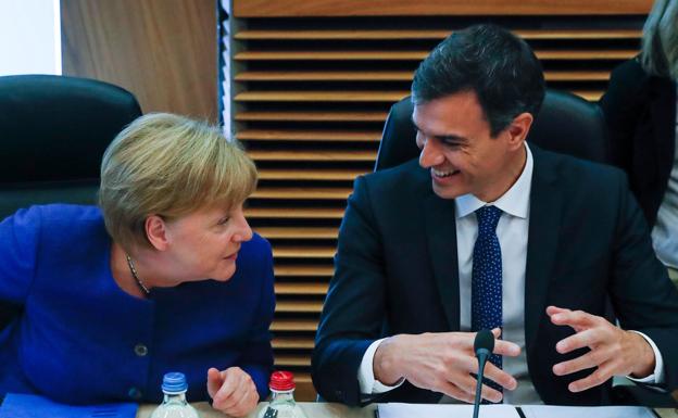 Angela Merkel y Pedro Sánchez, durante una reunión de líderes políticos europeos.