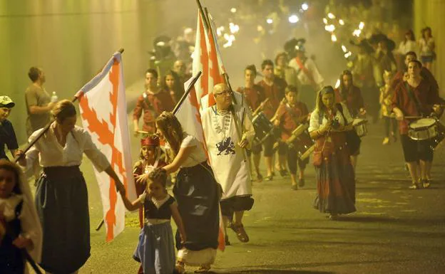 Desfile de antorchas durante la recreación de La Quema de Medina en una edición anterior. 