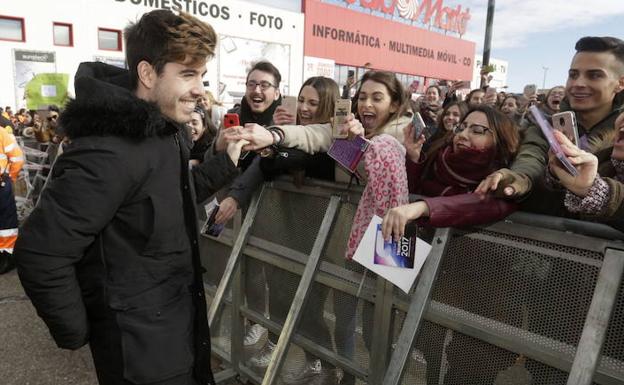 Roi con sus fans en la firma de discos en Valladolid en febrero.