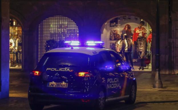 Un coche de la Policía Nacional circula por el centro de la ciudad.