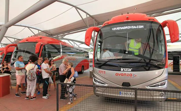 Pasajeros esperan subir a un autobús para ir a Madrid, ayer, en la estación de Segovia. 