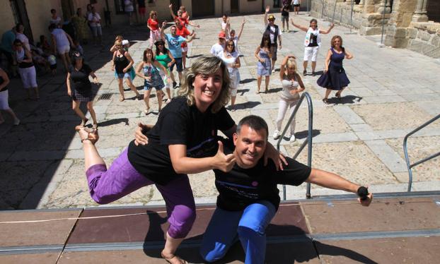 Esther Maganto y Josebe de Lucas, sobre el escenario instalado en la plaza de San Lorenzo. 