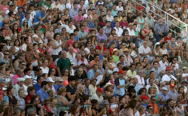 El público llena un graderío de la plaza de toros de Segovia durante una anterior edición de la becerrada de los camareros. 