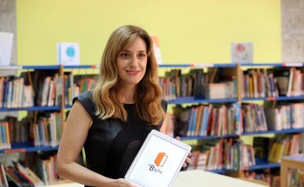 Mar Sancho, directora de Políticas Culturales de la Junta, presenta eBiblio. 