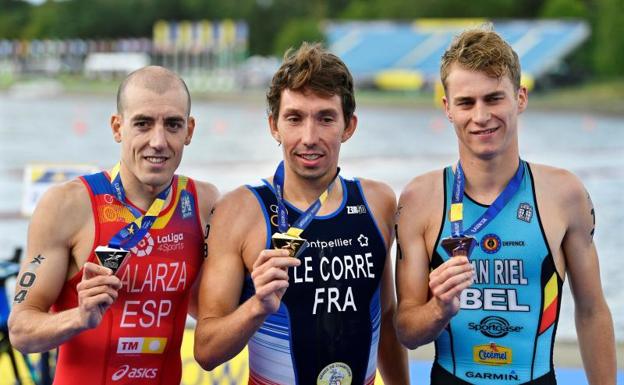 El triatleta español Fernando Alarza (i), con su medalla de plata. 