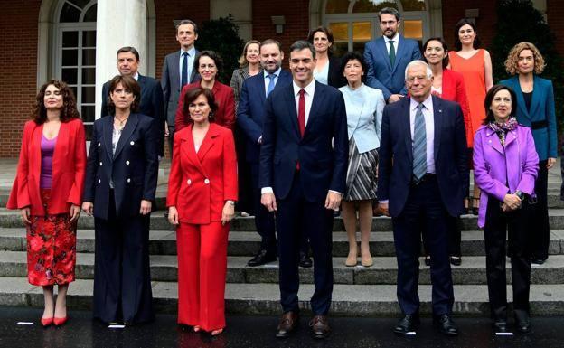 El presidente del Gobierno, Pedro Sánchez, posa para la foto de familia con el resto del Ejecutivo tras la primera reunión del Consejo de Ministros en La Moncloa.