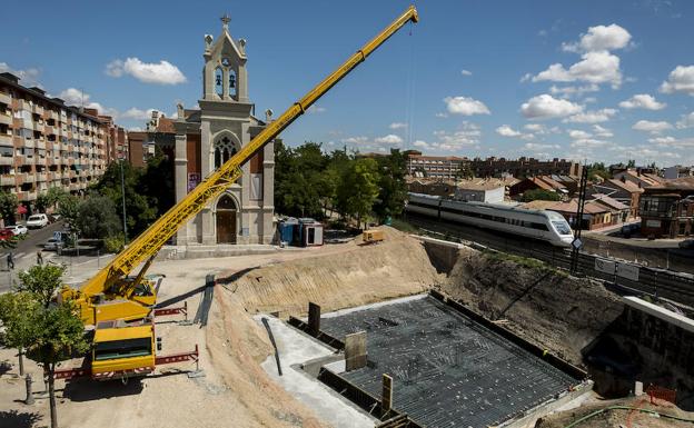 Sobre la superficie negra se construirá la estructura que luego será arrastrada bajo las vías del tren. 