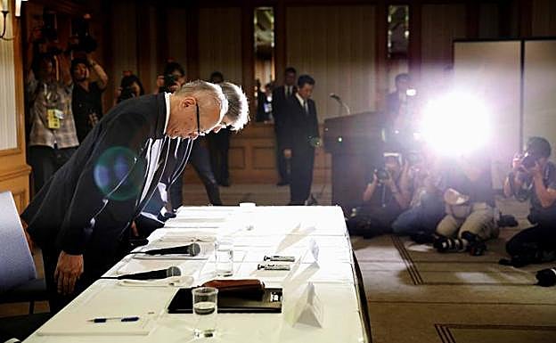 Tetsuo Yukioka (izq), director general de la universidad privada de medicina Tokyo Medical University, se disculpa durante una rueda de prensa en Tokio. 