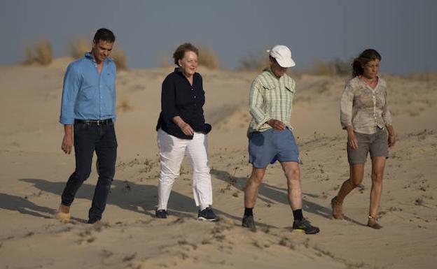 Merkel y Sánchez pasean por Doñana con sus respectivas parejas. 