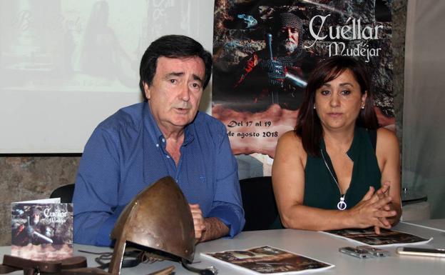 El alcalde de Cuéllar, Jesús García, y la concejala de Turismo, Nuria Fernández, presentan la feria. 