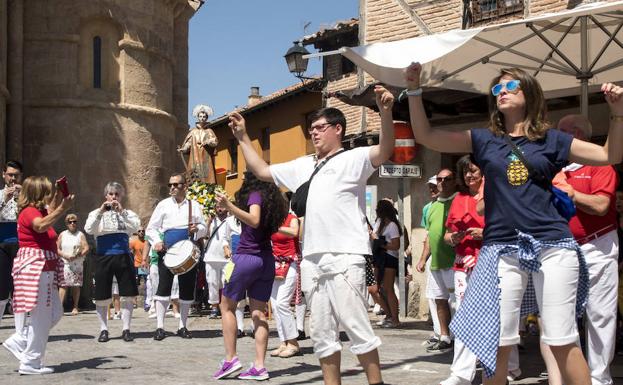 Bailes al paso de la imagen de San Lorenzo en la procesión por el barrio. 