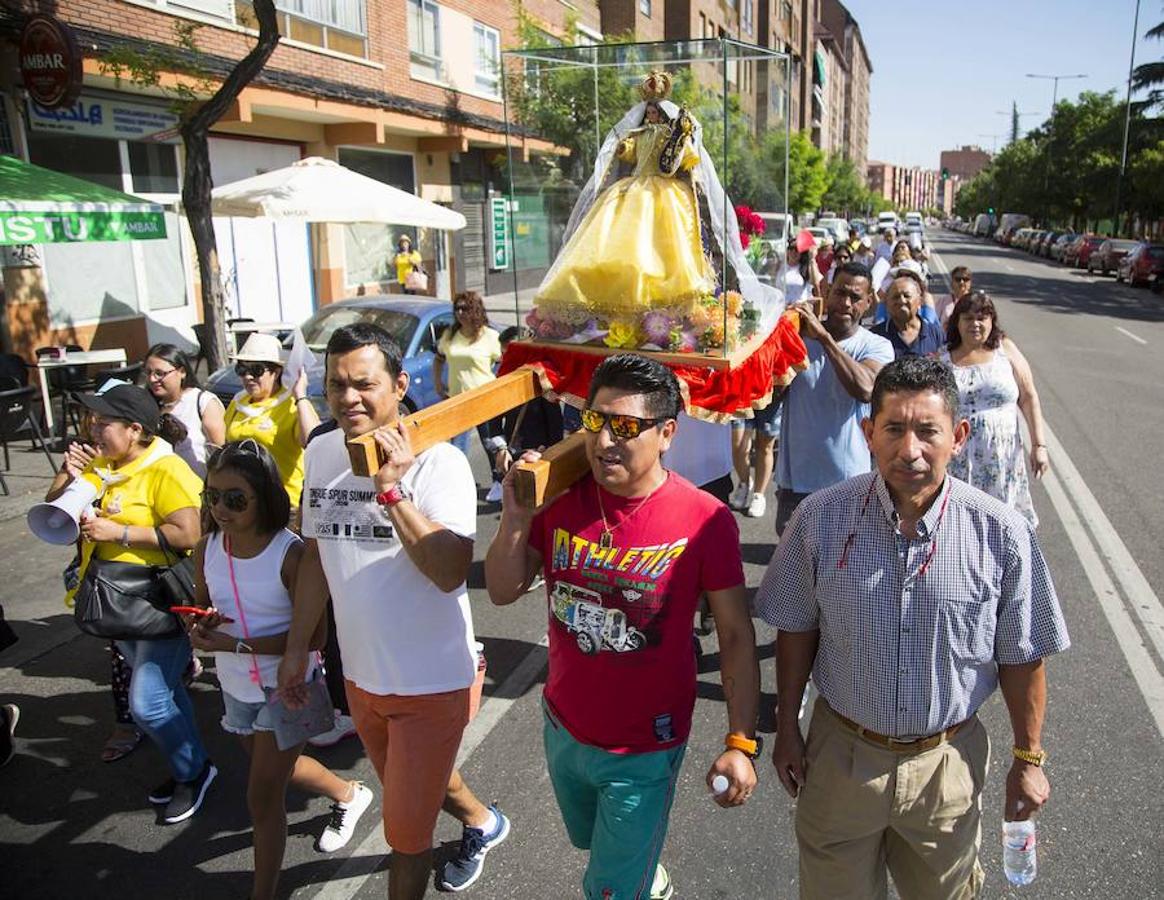 Fotos: Procesión en honor a la Virgen del Cisne en Valladolid