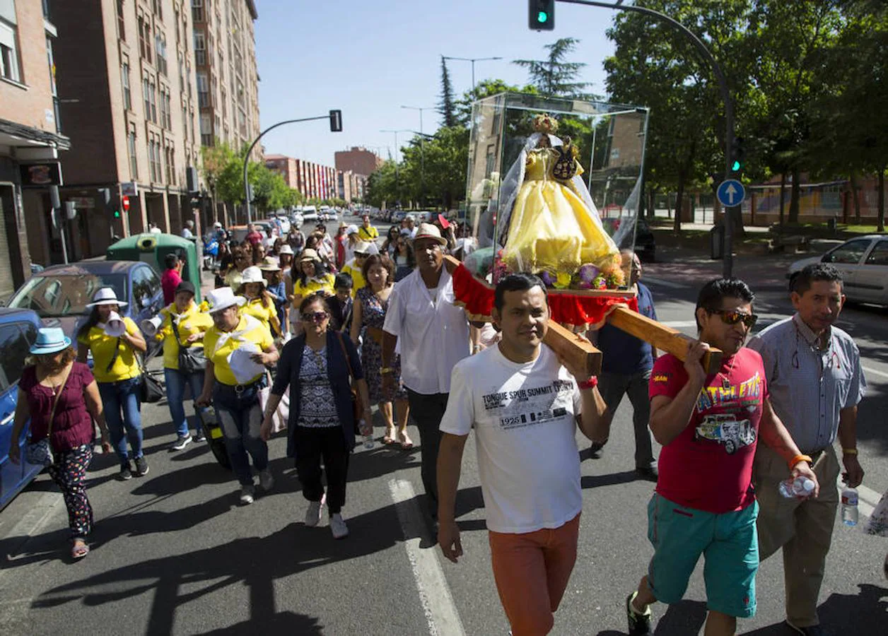 Fotos: Procesión en honor a la Virgen del Cisne en Valladolid