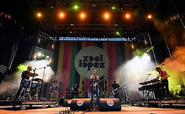 El cantante de Xoel López durante su actuación en la tercera jornada del Festival Sonorama Ribera, esta noche en Aranda de Duero (Burgos). 