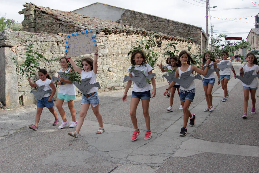 Fotos: Original desfile de peñas en las fiestas de Monleras