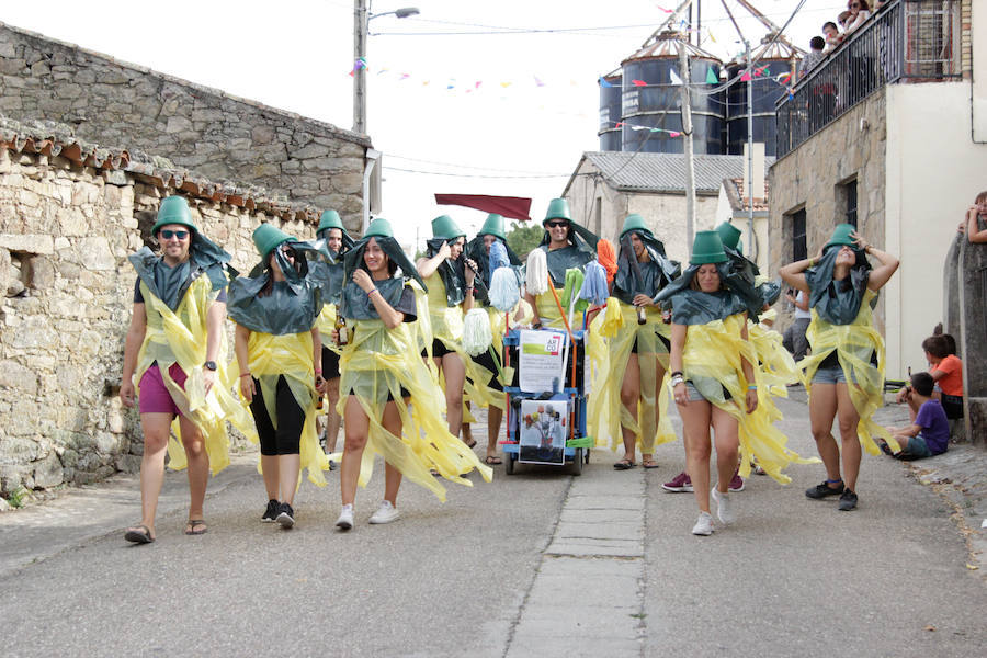 Fotos: Original desfile de peñas en las fiestas de Monleras