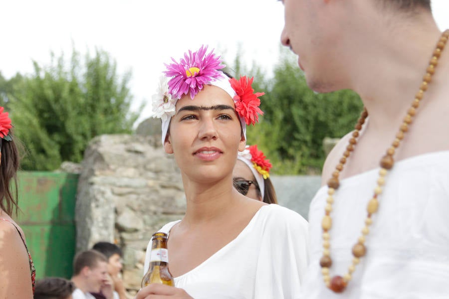 Fotos: Original desfile de peñas en las fiestas de Monleras