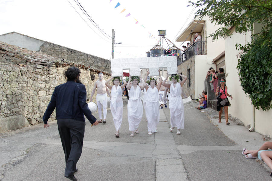 Fotos: Original desfile de peñas en las fiestas de Monleras