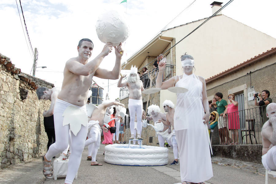 Fotos: Original desfile de peñas en las fiestas de Monleras