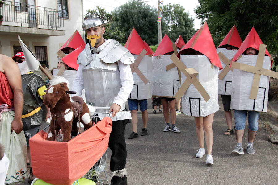 Fotos: Original desfile de peñas en las fiestas de Monleras