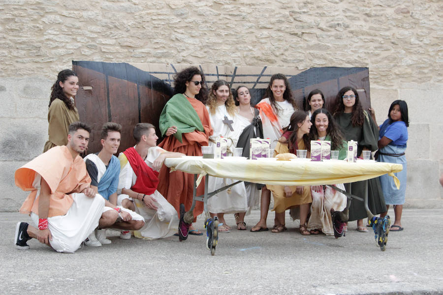 Fotos: Original desfile de peñas en las fiestas de Monleras