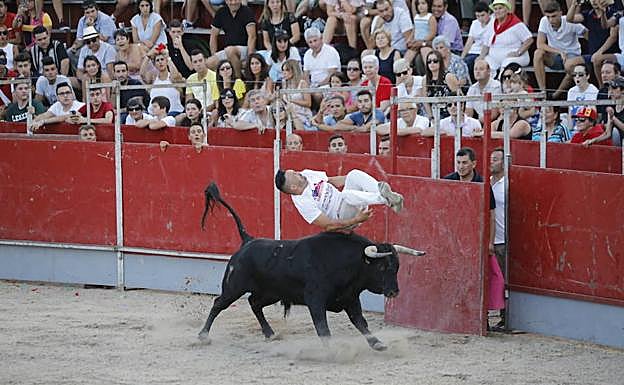 La afición, atenta a un salto de Eusebio Sscristán.