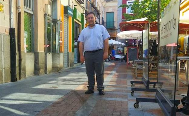 El portavoz de Ciudadanos, Marco Antonio Serrano, en una de las calles afectadas por la falta de limpieza. 