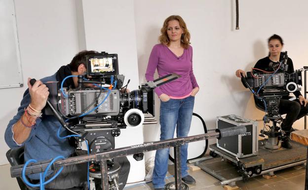 La directora de cine salmantina Isabel de Ocampo, en un momento del rodaje de 'Serás hombre'. 
