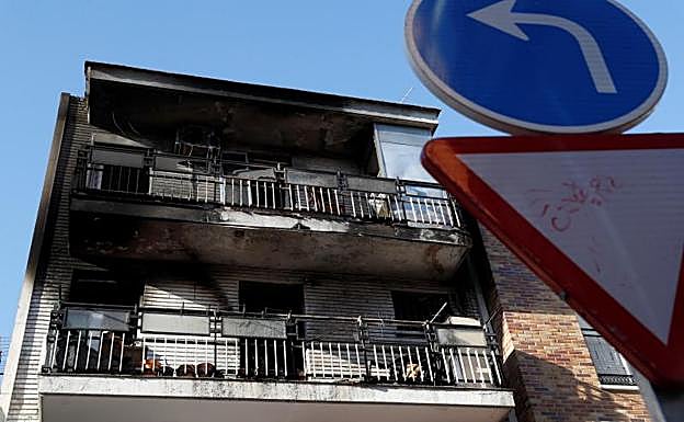 Vivienda incendiada en el distrito madrileño de Villaverde.