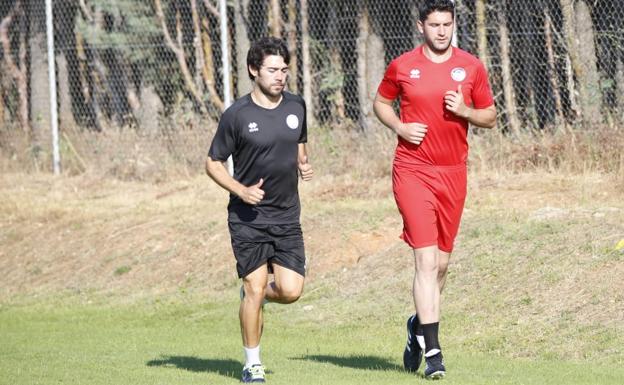 Javi Navas, a la izquierda, realiza carrera continua durante la pretemporada. 