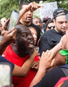 Imagen secundaria 2 - Cientos de personas protestan en Washington por la marcha del &#039;odio&#039; en Charlottesville