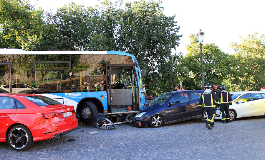 Fotos: Accidente de un autobús urbano en Vía Roma