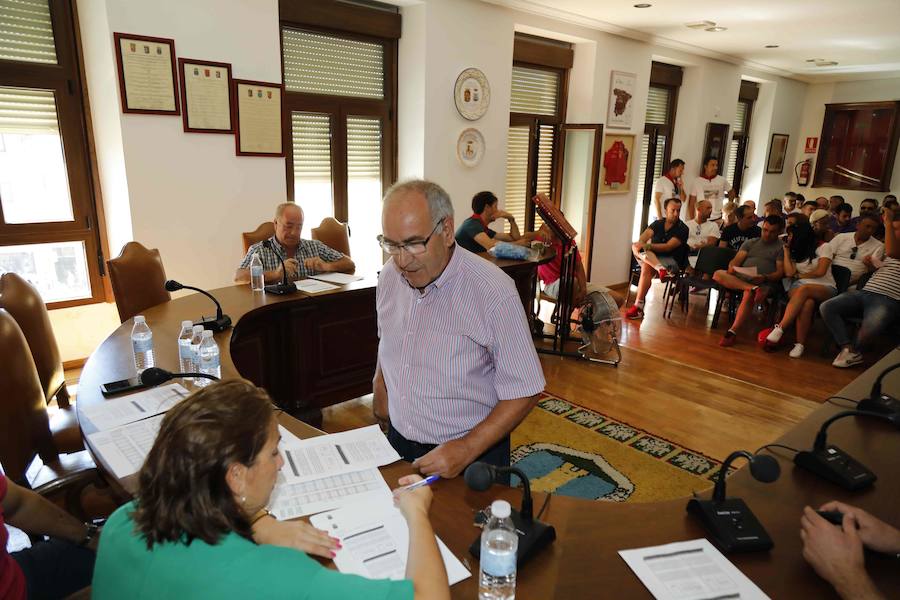 Fotos: Chupinazo, gigantes y cabezudos y subasta de balcones en Peñafiel