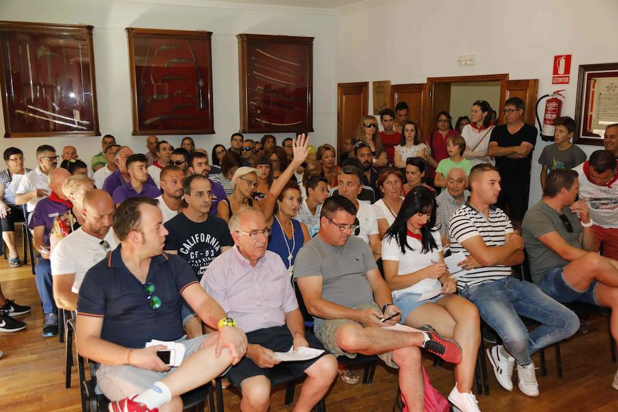 Fotos: Chupinazo, gigantes y cabezudos y subasta de balcones en Peñafiel