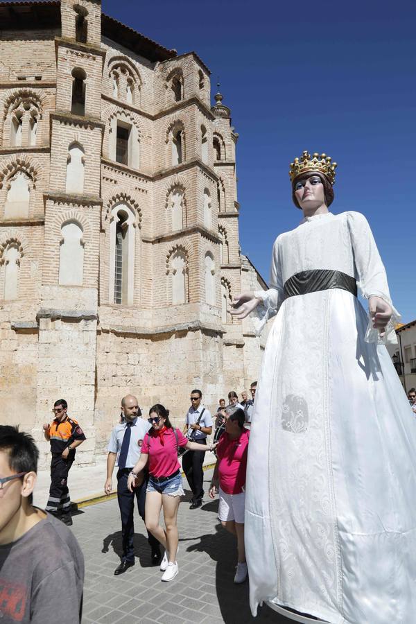 Fotos: Chupinazo, gigantes y cabezudos y subasta de balcones en Peñafiel