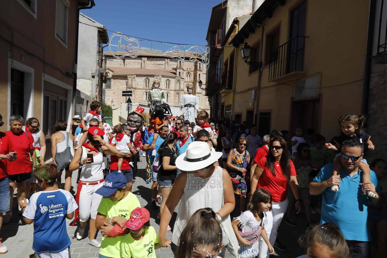 Fotos: Chupinazo, gigantes y cabezudos y subasta de balcones en Peñafiel