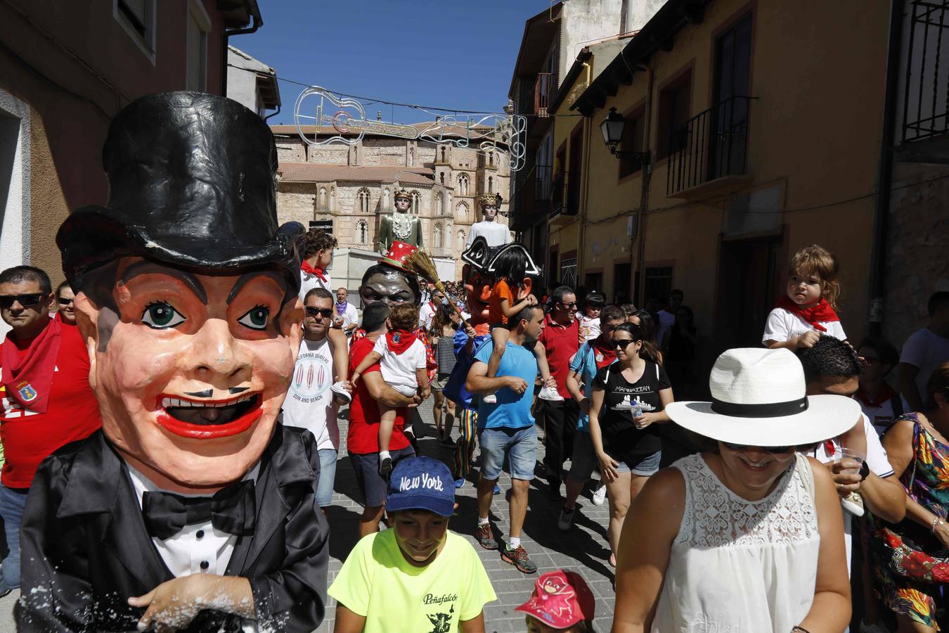 Fotos: Chupinazo, gigantes y cabezudos y subasta de balcones en Peñafiel