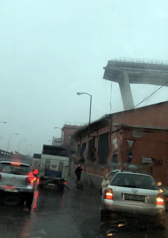 Numeros vehículos se han precipitado al vacío tras el derrumbe de la infraestructura