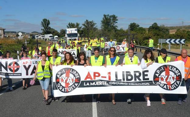 La Plataforma de Afectados por la N-1 realiza una concentración en el kilómetro 254 de la carretera N-1 a la altura de Quintanapalla, y corta la carretera.