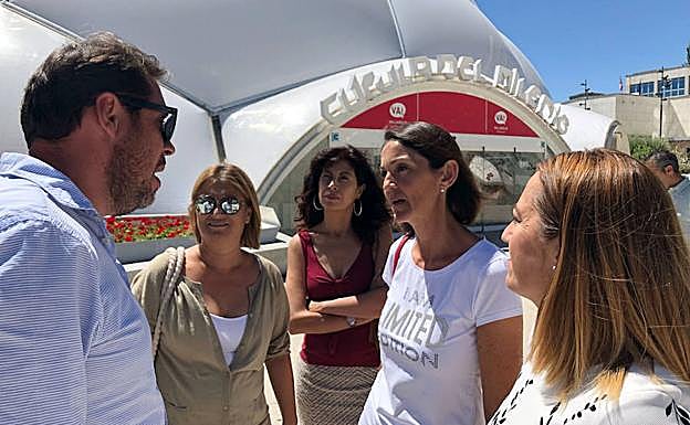 Óscar Puente conversa con la ministra de Industria, Comercio y Turismo , Reyes Maroto.