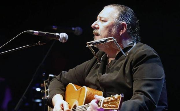 Carlos Goñi durane una actuación de la gira del los 25 años de 'Básico'. 