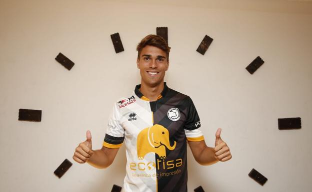 Javier Ribelles posa con la camiseta de Unionistas de Salamanca. 