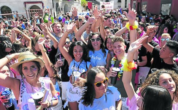 El desfile de peñas recorrió la calle Mayor en los primeros compases de las fiestas patronales.