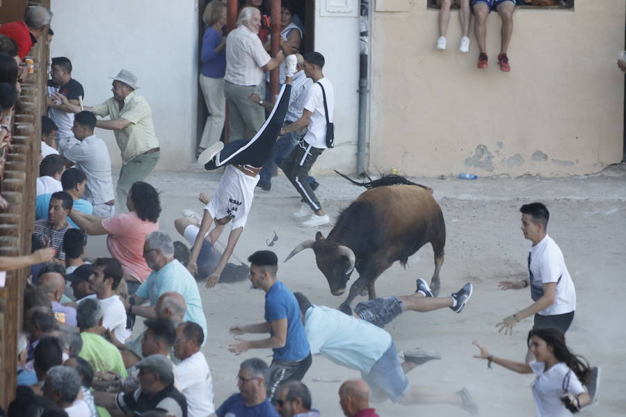 El primer novillo de la suelta ha saltado desde el redondel al exterior y ha sembrado el caos entre los congregados para ver el espectáculo taurino. Finalmente no se han registrado heridos