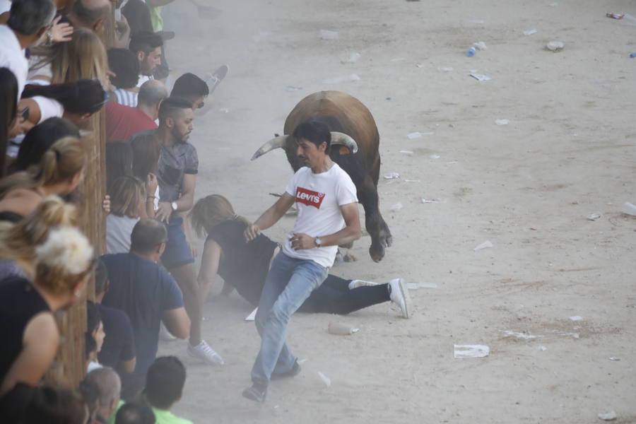 El primer novillo de la suelta ha saltado desde el redondel al exterior y ha sembrado el caos entre los congregados para ver el espectáculo taurino. Finalmente no se han registrado heridos