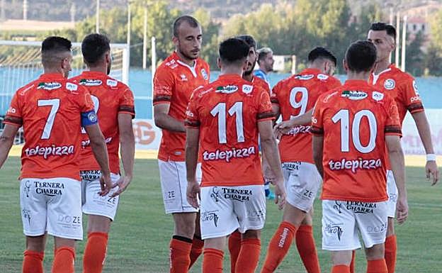 Los jugadores de Unionistas celebran el tanto de Manjón ante la Arandina. 