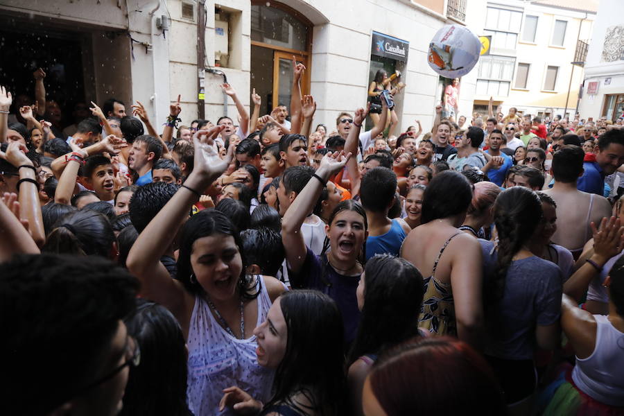 Segundo chúndara en las fiestas de Peñafiel que ha recorrido las calles de la localidad. En esta ocasión con algo menos de afluencia al no ser un día festivo. Sin embargo, los participantes han disfrutado del calor y del refresco que proporciona el agua que se lanza desde los balcones.