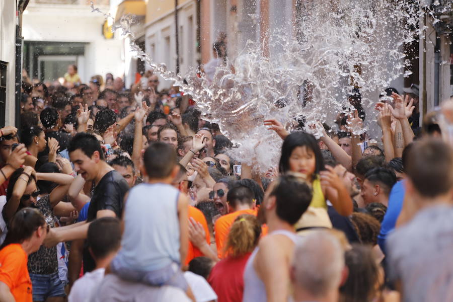 Segundo chúndara en las fiestas de Peñafiel que ha recorrido las calles de la localidad. En esta ocasión con algo menos de afluencia al no ser un día festivo. Sin embargo, los participantes han disfrutado del calor y del refresco que proporciona el agua que se lanza desde los balcones.