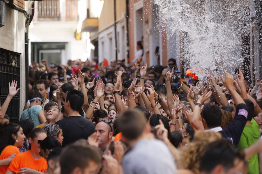 Segundo chúndara en las fiestas de Peñafiel que ha recorrido las calles de la localidad. En esta ocasión con algo menos de afluencia al no ser un día festivo. Sin embargo, los participantes han disfrutado del calor y del refresco que proporciona el agua que se lanza desde los balcones.